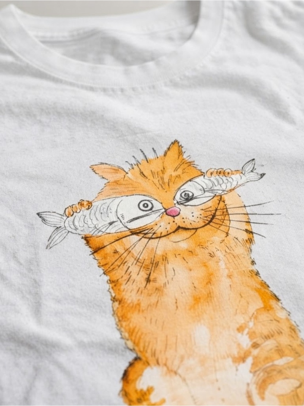 Gildan Funny Orange Cat With Fish Graphic Tee Cute Novelty T-shirt - Picture 3 of 3